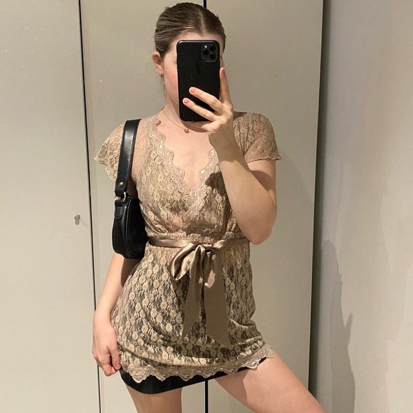 Beautiful vanity lace top 🤎🐻 - Picture 2 of 6